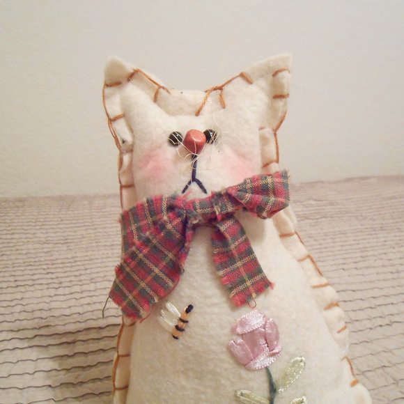 Kitty Cat With Ribbon Embroidery - Picture 8 of 8